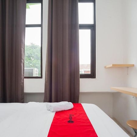 Hotel Reddoorz At Jalan Bangau Palembang Exterior foto