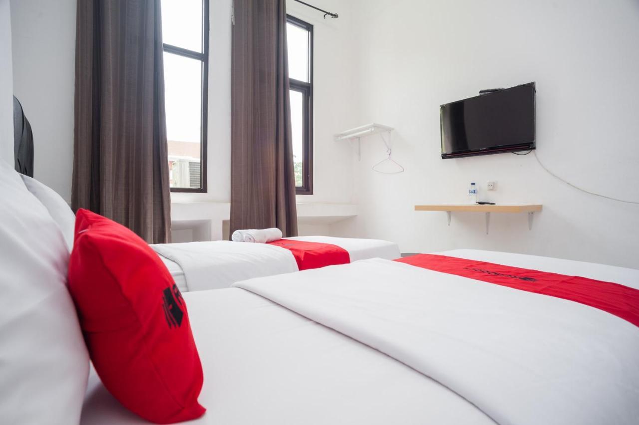 Hotel Reddoorz At Jalan Bangau Palembang Exterior foto