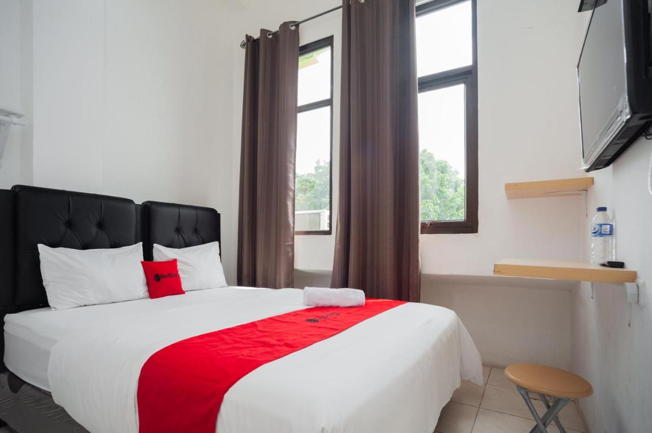Hotel Reddoorz At Jalan Bangau Palembang Exterior foto
