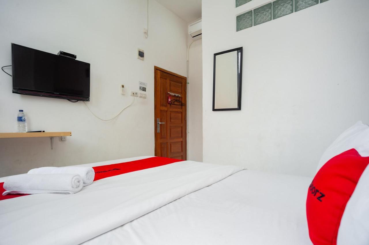 Hotel Reddoorz At Jalan Bangau Palembang Exterior foto