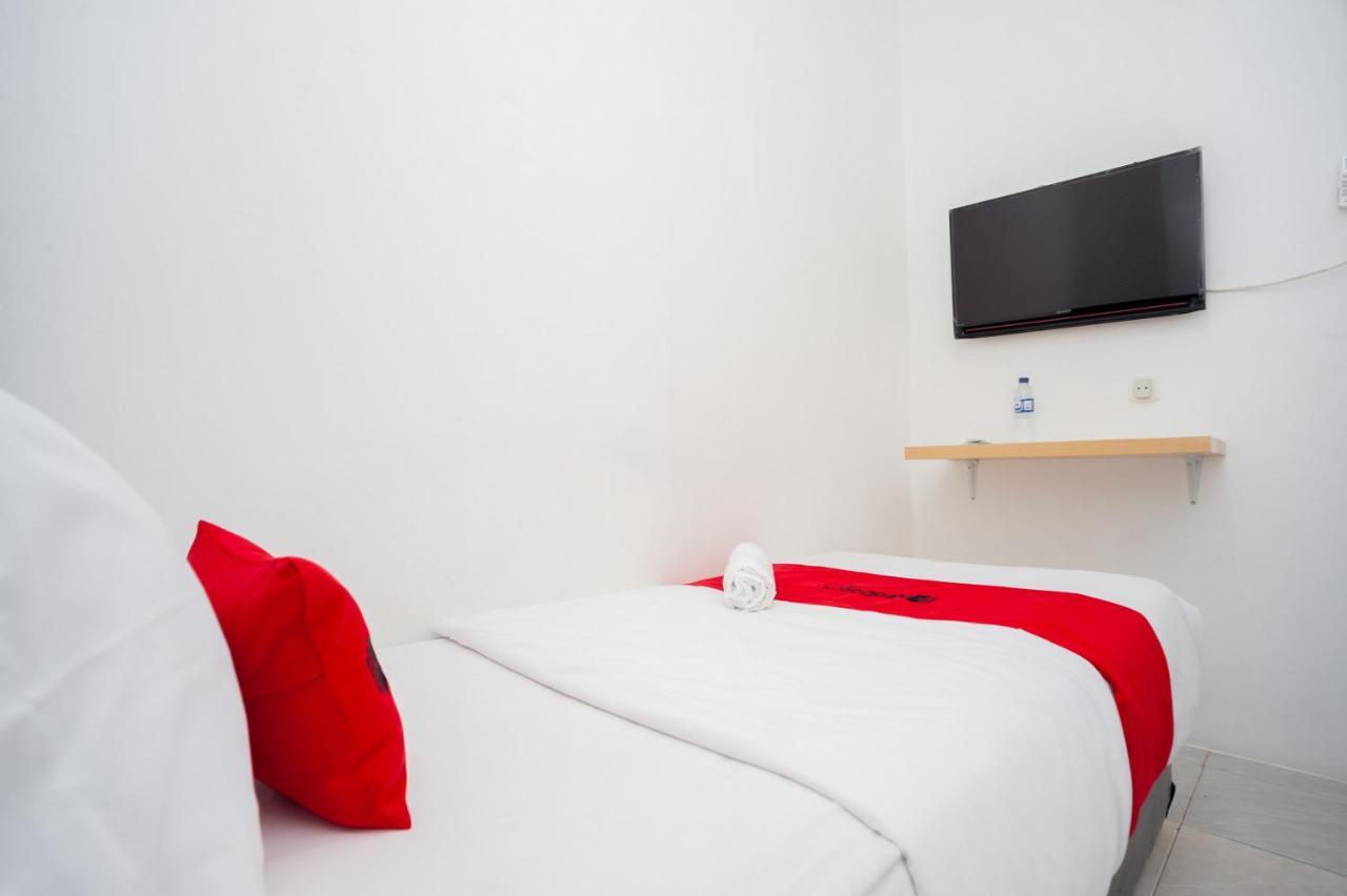 Hotel Reddoorz At Jalan Bangau Palembang Exterior foto