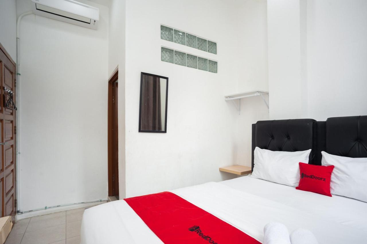 Hotel Reddoorz At Jalan Bangau Palembang Exterior foto