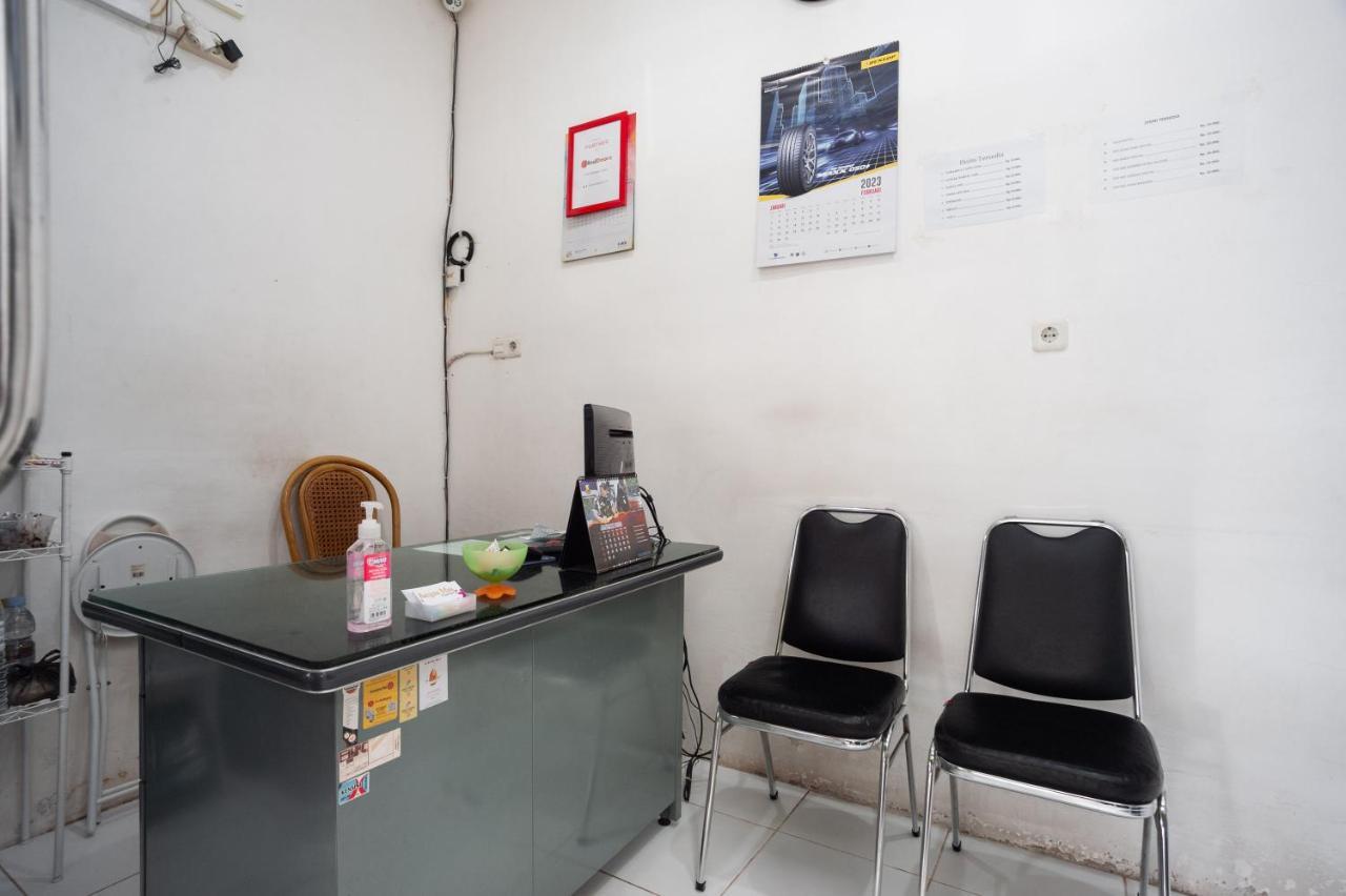 Hotel Reddoorz At Jalan Bangau Palembang Exterior foto