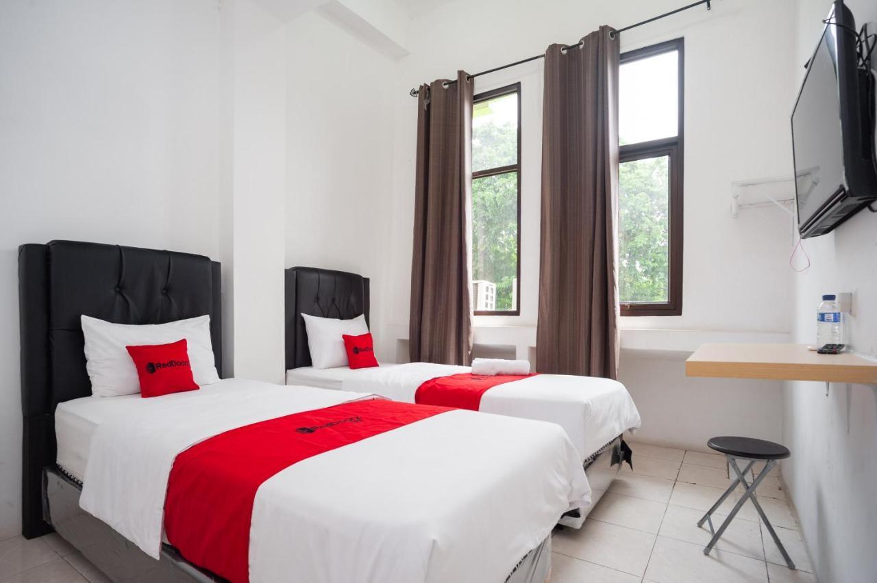 Hotel Reddoorz At Jalan Bangau Palembang Exterior foto