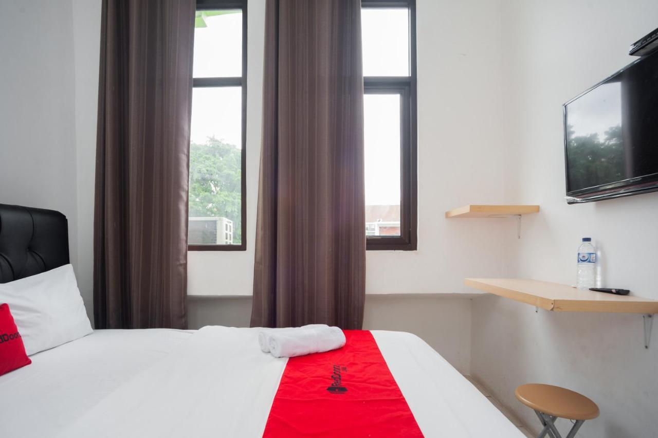 Hotel Reddoorz At Jalan Bangau Palembang Exterior foto
